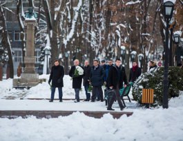 Президент Игорь Додон возложил цветы к бюсту великого поэта Михая Эминеску