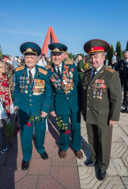 Руководство страны возложило цветы к Вечному огню на Мемориале «Вечность»