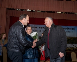 Президент побеседовал с жителями село Красноармейское Хынчештского района