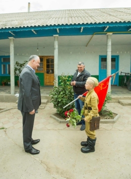 Президент страны посетил двух ветеранов и две многодетные семьи из Кагульского района