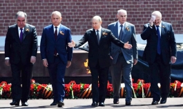 Igor Dodon laid flowers at Tomb of Unknown Soldier in Alexander Garden, Moscow