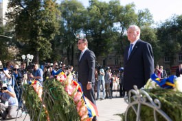 President Nicolae Timofti lays flowers at monument to Stefan cel Mare