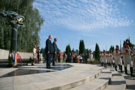 President Nicolae Timofti lays flowers at monument to Stefan cel Mare