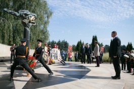 President Nicolae Timofti lays flowers at monument to Stefan cel Mare