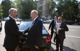 President Nicolae Timofti lays flowers at monument to Stefan cel Mare