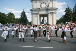 President Nicolae Timofti lays flowers at monument to Stefan cel Mare