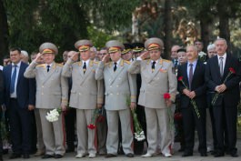 President Nicolae Timofti lays flowers at monument to Stefan cel Mare