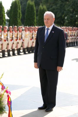 President Nicolae Timofti lays flowers at monument to Stefan cel Mare