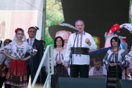 President Nicolae Timofti lays flowers at monument to Stefan cel Mare