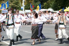 President Nicolae Timofti lays flowers at monument to Stefan cel Mare