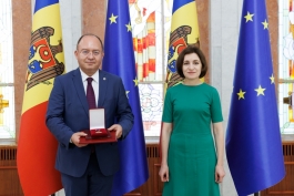 President Maia Sandu awarded the "Order of Honor" to the former Minister of Foreign Affairs of Romania, Bogdan Aurescu