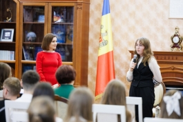 Șefa statului a inaugurat, la Preşedinție,  expoziția de desene și eseuri „Moldova Europeană” împreună cu mai mulți copii 
