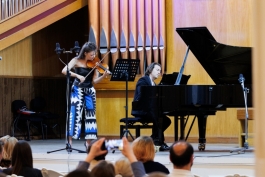 Președinta Maia Sandu i-a înmânat violonistei Alexandra Conunova  titlul onorific de ,,Artist al Poporului”
