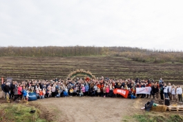 Șefa statului a plantat copaci împreună cu sute de voluntari, în comuna Băcioi  