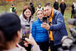 Șefa statului a plantat copaci împreună cu sute de voluntari, în comuna Băcioi  