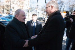 Moldovan president signs condolence book for Charlie Hebdo victims at French embassy in Chisinau